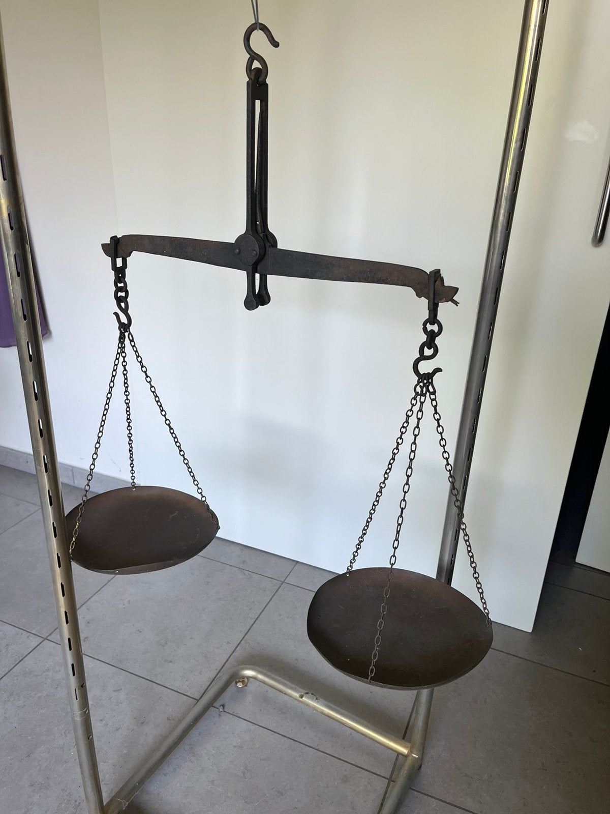 Vieilles balances en fer, Enlèvement
