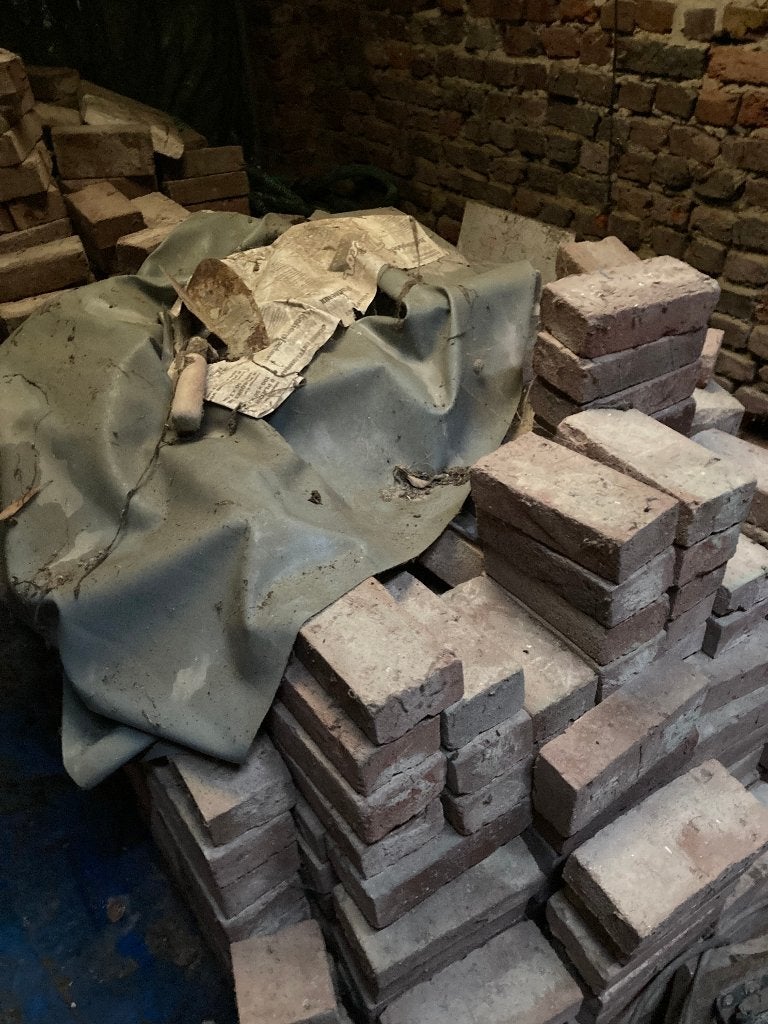 partij brikken/gevelstenen/metselstenen ( 250 a 300 stuks), Doe-het-zelf en Bouw, Metselstenen, Ophalen