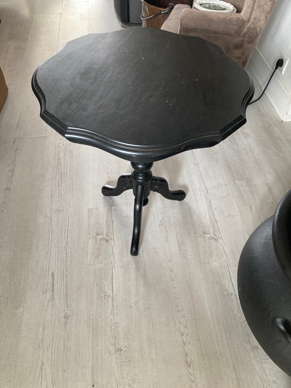 A vendre ancien guéridon je l’ai peint en noir, Enlèvement, Utilisé