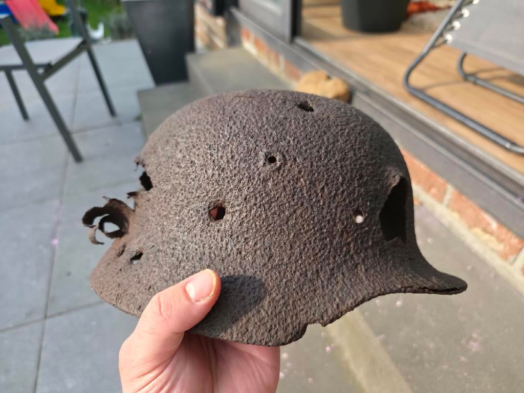 Duitse Helm WW2 Militaria Battle damage, Ophalen of Verzenden