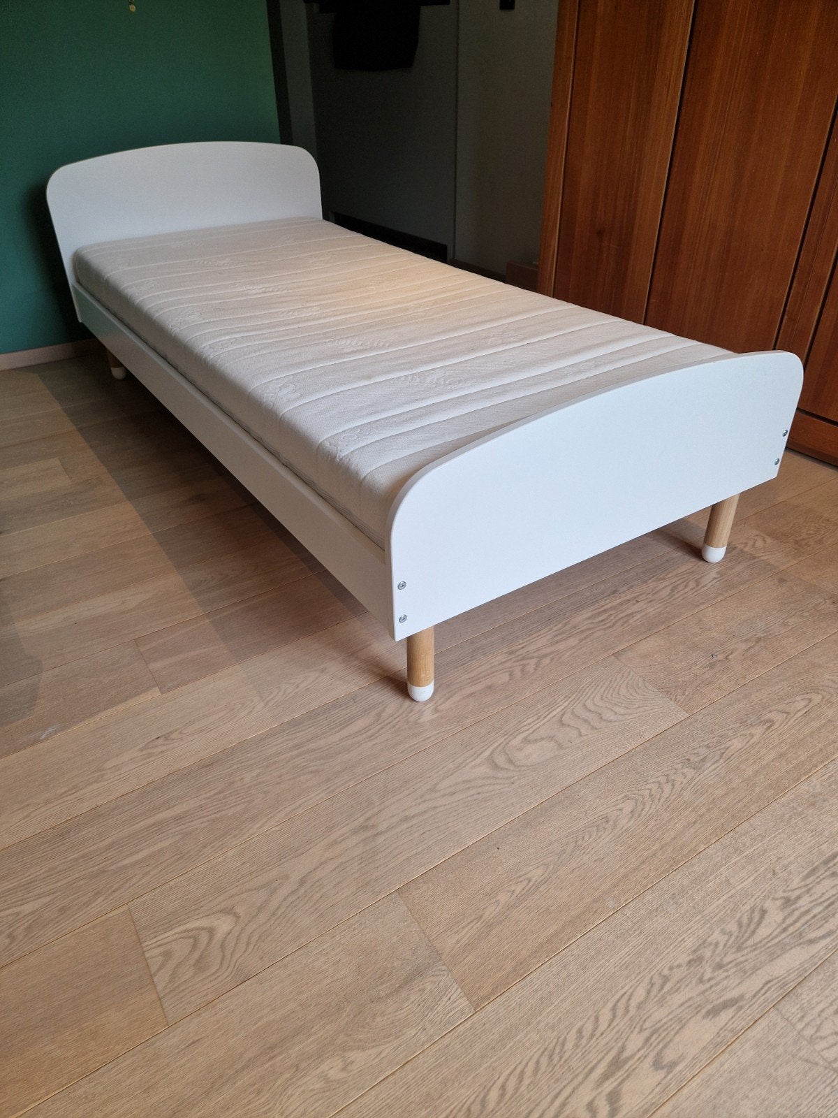 2 Flexa kinderbedjes en 2 nachtkastjes, Huis en Inrichting, Ophalen, 90 cm, Eenpersoons, Wit