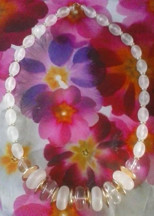 Vintage halssnoer, zr goede st, melkwitte/goudkl. kunststof, Handtassen en Accessoires, Kettingen, Ophalen, Kunststof