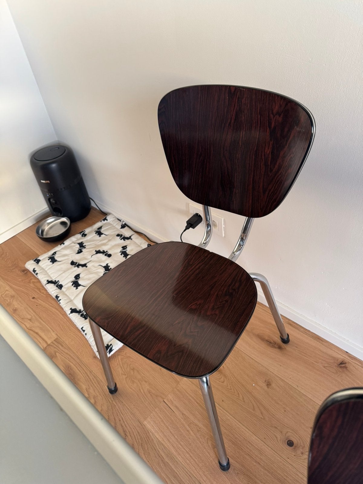 Chaises Formica brunes, Enlèvement