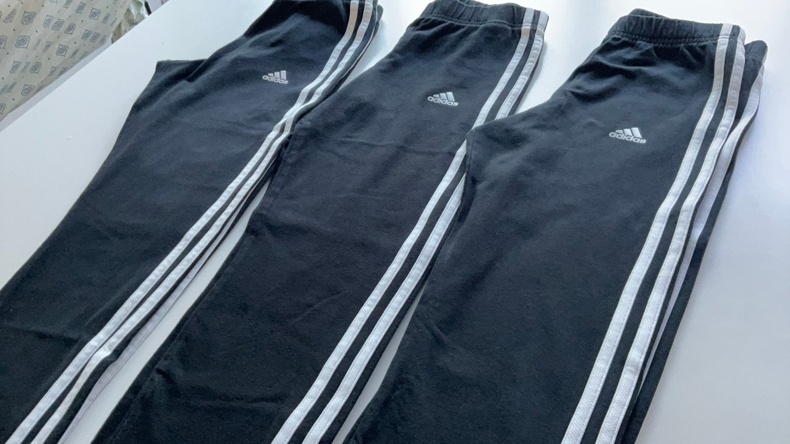 3 adidas unisex zwarte sportbroeken 14-15 j, Kleding | Dames, Verzenden, Zo goed als nieuw