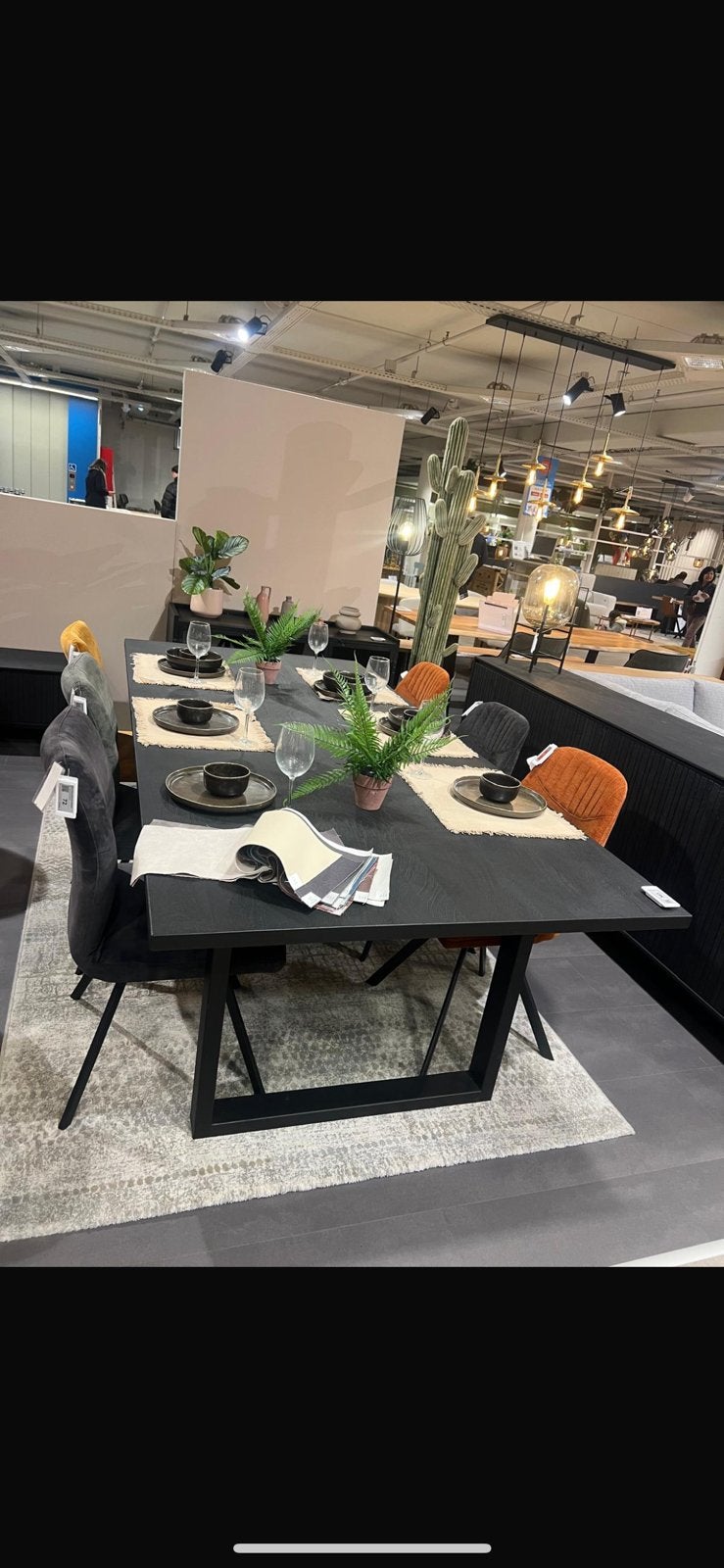 Een hout tafel met 6 stoelen bij ., Huis en Inrichting, Ophalen of Verzenden, Nieuw
