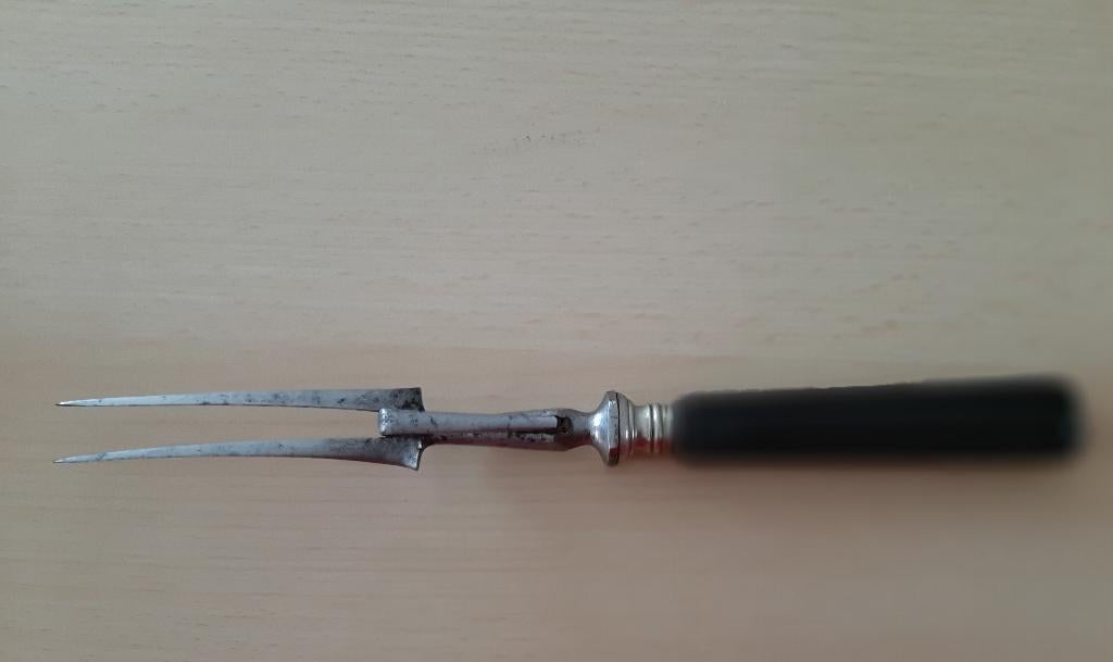 Te koop:Antieke serveer- of vleesvork met handvat v bakeliet, Antiek en Kunst, Ophalen