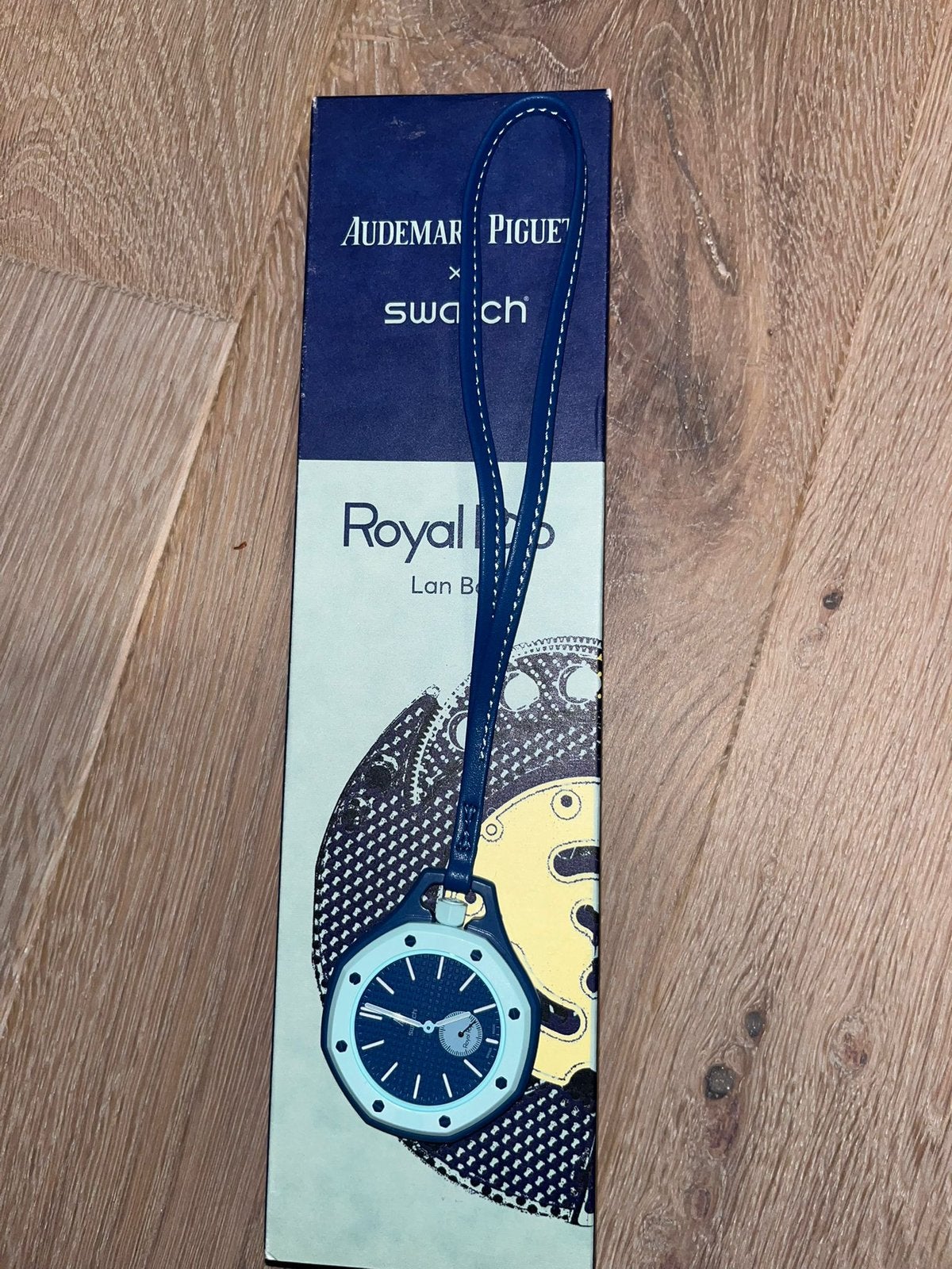 Swatch x AP Royal Pop NEUF DANS SA BOÎTE, Bijoux, Sacs & Beauté, Enlèvement ou Envoi, Neuf, Montre de poche, Swatch