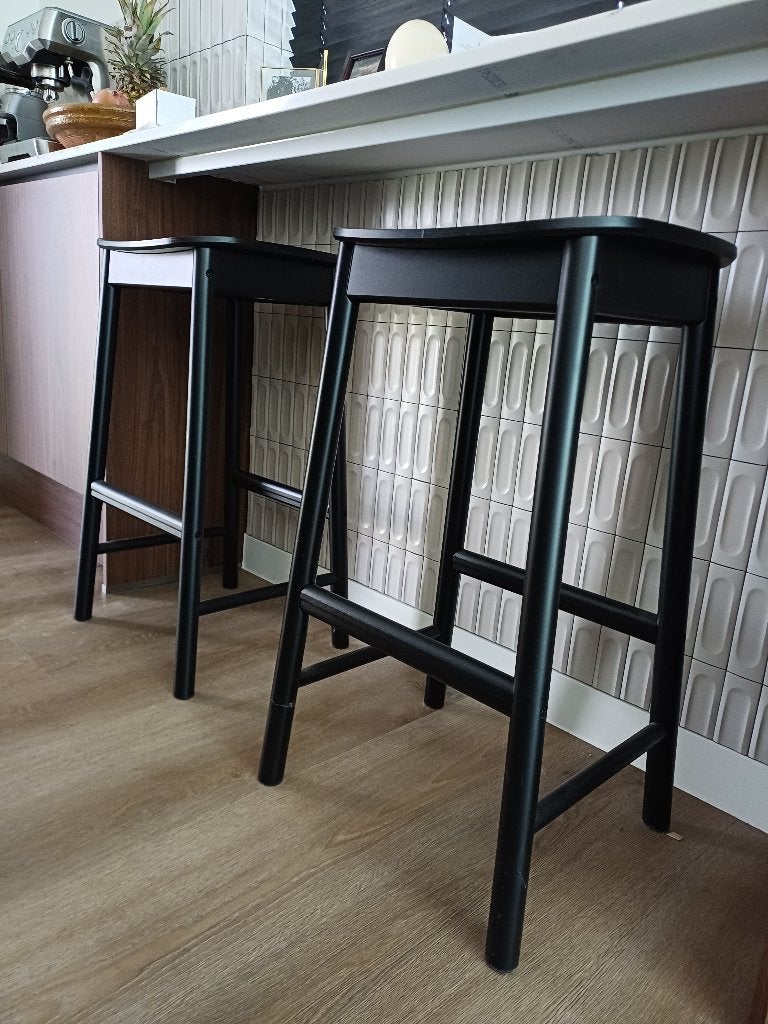 2 zwarte houten barkrukken, Huis en Inrichting, Barkrukken, Ophalen, Met voetsteun, 60 tot 90 cm, Zo goed als nieuw