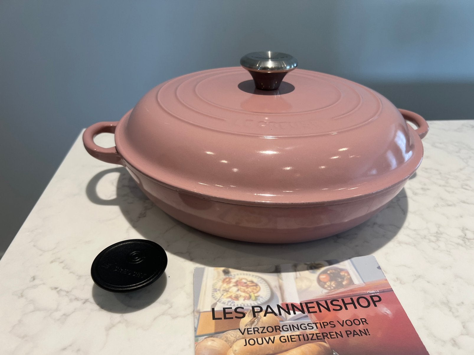 Le Creuset Campagnatd 30 cm French Rose met schade, Huis en Inrichting, Keuken | Potten en Pannen, Met handvatten, Nieuw, Le Creuset