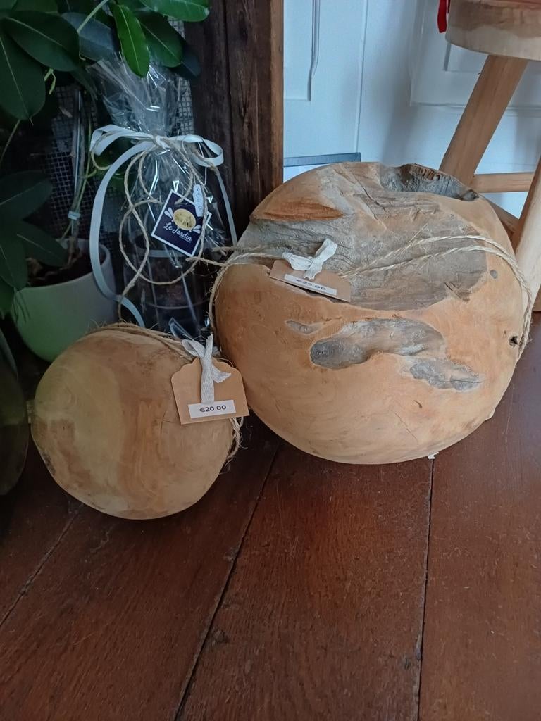 Boules décoratives en teck de 20 cm et 30 cm de diamètre, Enlèvement