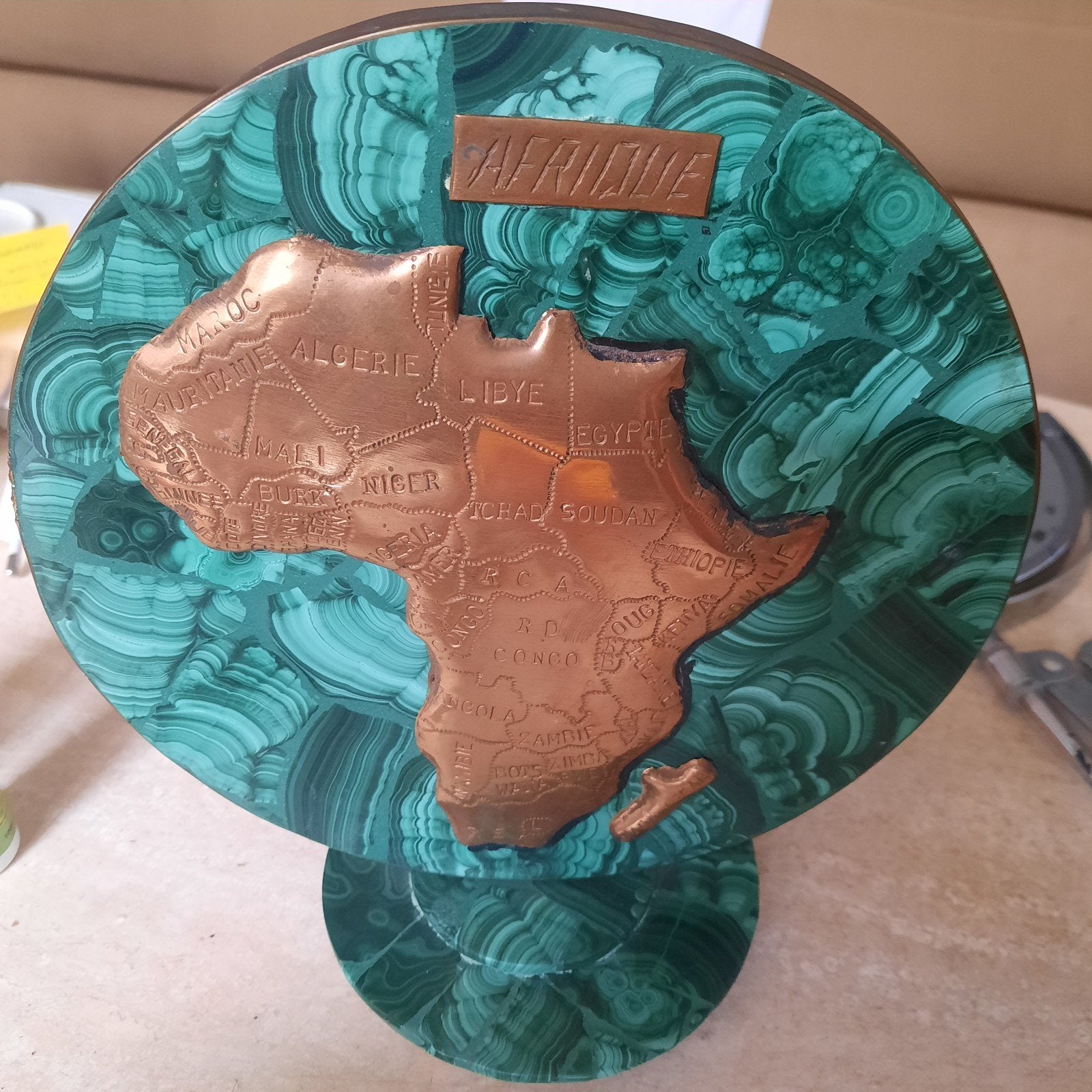Vintage Malachiet en koperen sculptuur van Afrika . 20 cm ., Antiek en Kunst, Ophalen of Verzenden