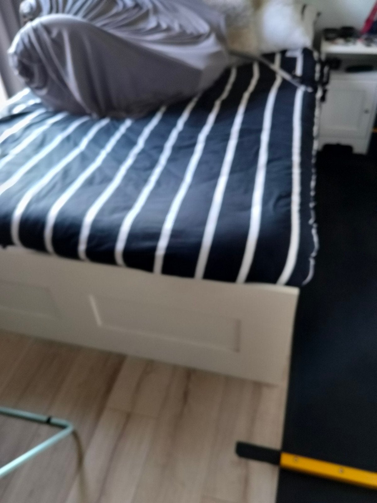 bed met matras-lattebodum en 2 nacht kastjes, Ophalen, Wit