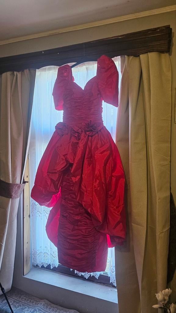 Robes de soirée + tissus colorés - idéales pour un jaune spé, Enlèvement