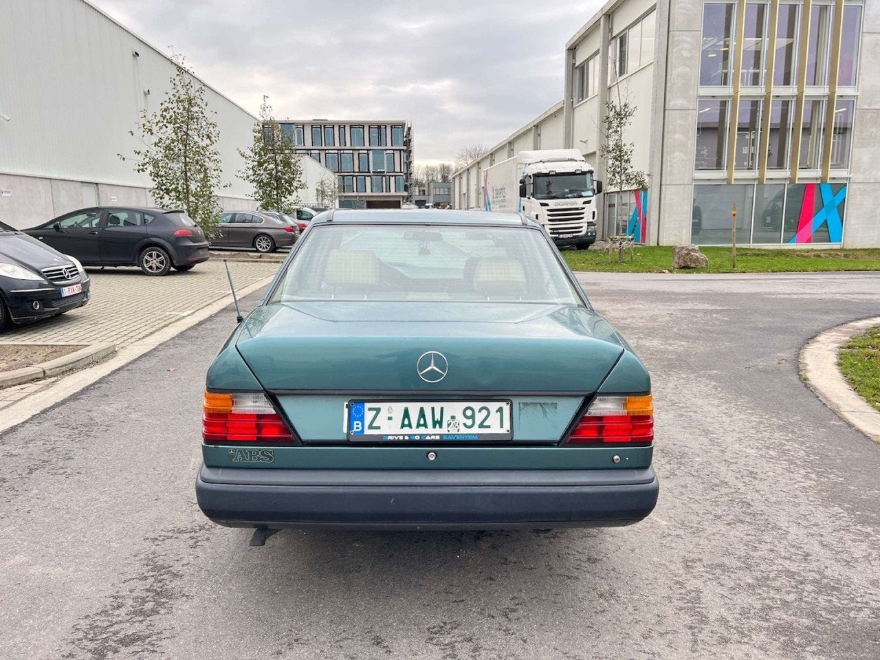 Mercedes-Benz E-Klasse E200 BENZINE Oldtimer * 1 Eigenaar *, foto 4