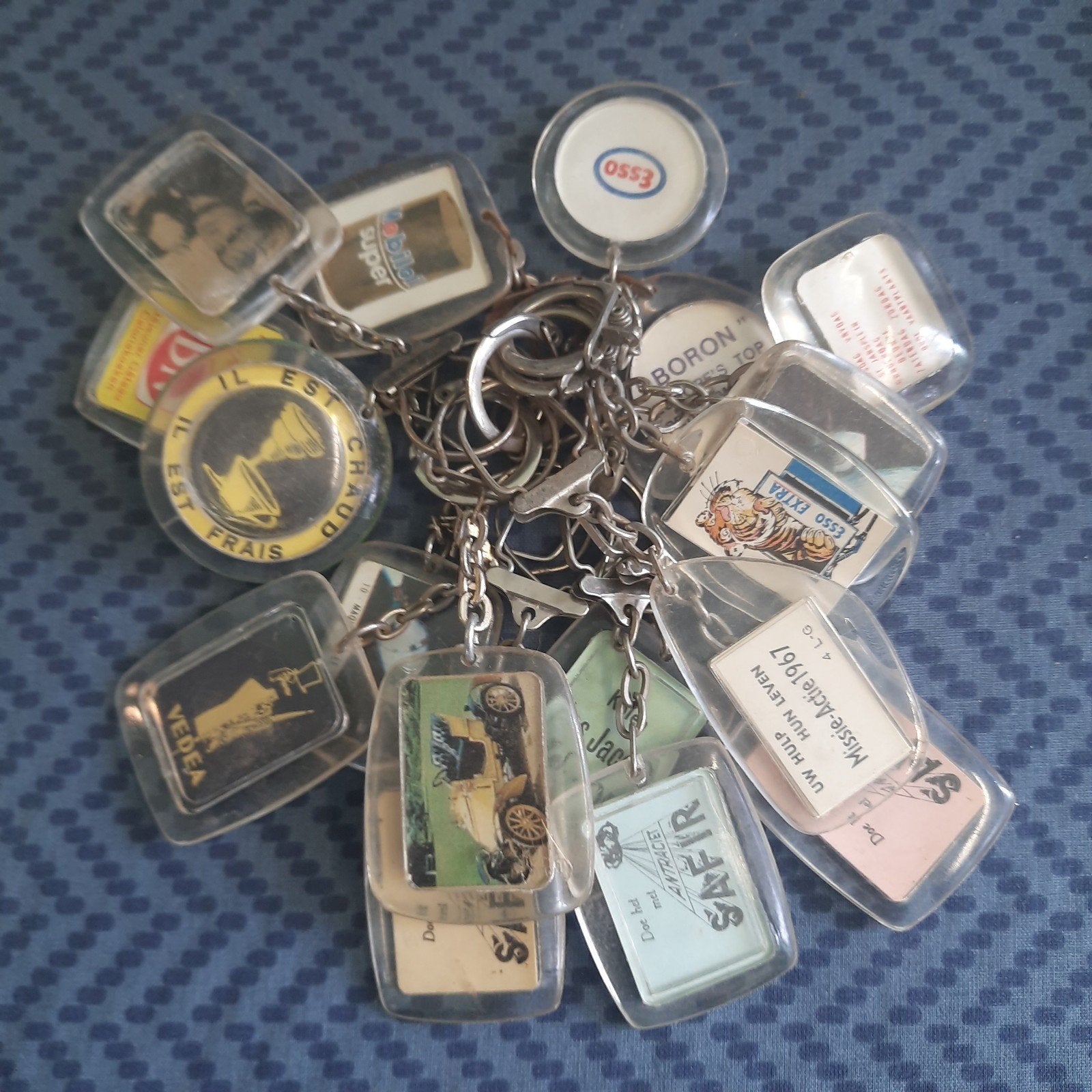 CIRCA 17 st.VINTAGE sleutelhangers: ESSO,MOBIL,BN,SAFIR,enz., Verzamelen, Ophalen, Zo goed als nieuw, Merk