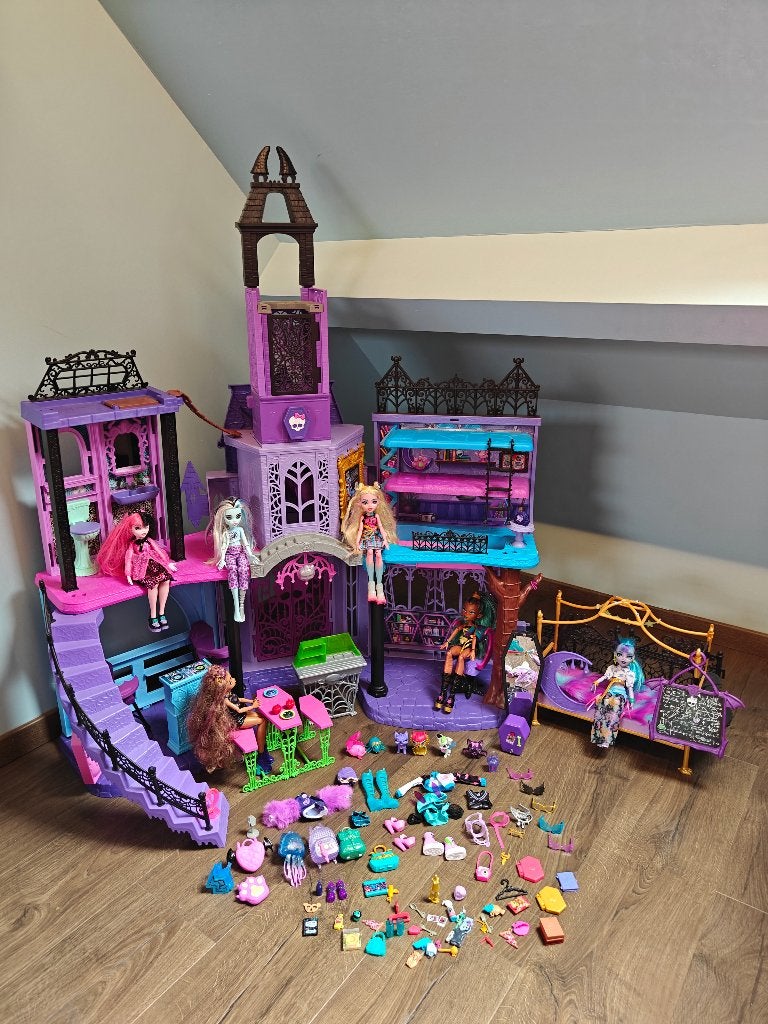 Monsterhigh kasteel met poppen en toebehoren, Ophalen of Verzenden, Zo goed als nieuw, Overige typen
