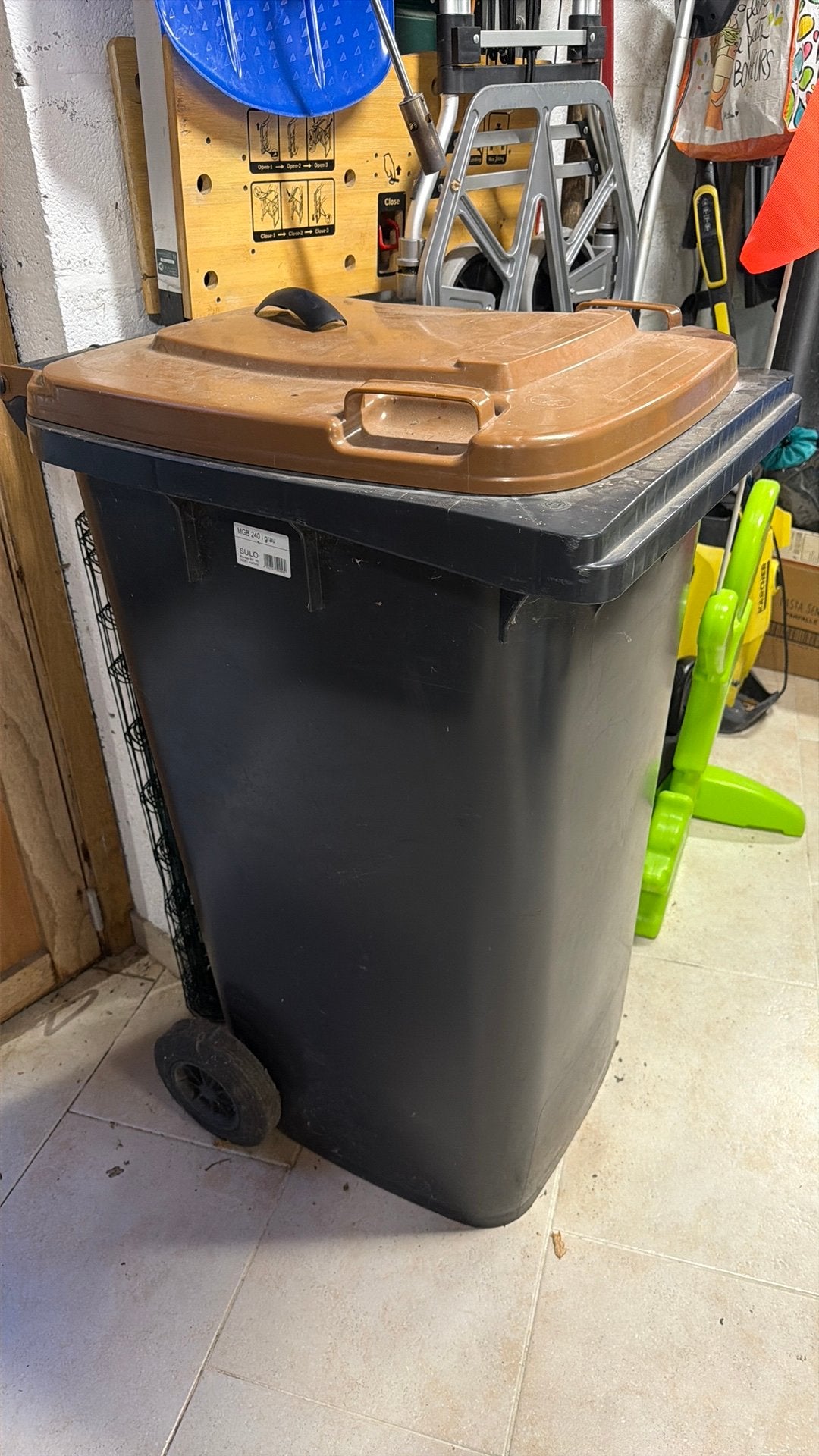 Poubelle 240L, Enlèvement, Comme neuf