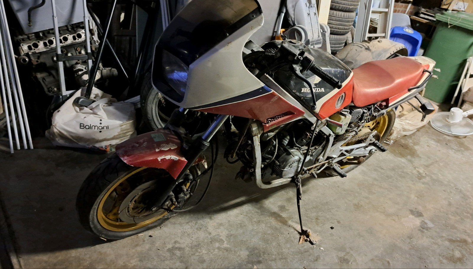 vend echange honda vf 750 f 90cv de 1985 avec papier, Motoren, 750 cc, Occasion, 4 cilinders, Meer dan 35 kW