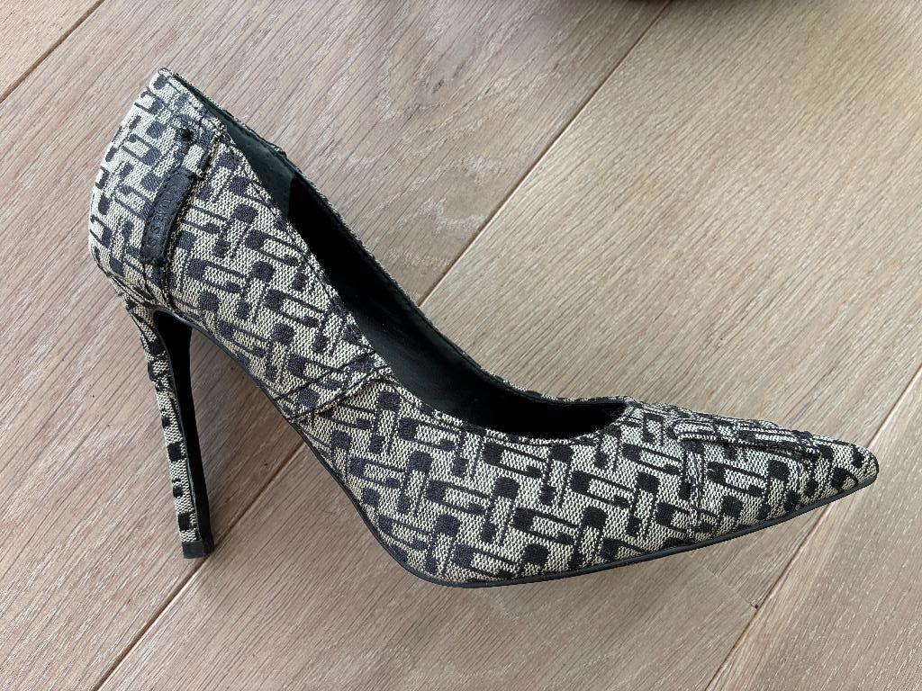 Guess pumps - zwart grijs - maat 40 nieuwstaat, Kleding | Dames, Schoenen, Pumps, Guess, Zwart, Ophalen of Verzenden