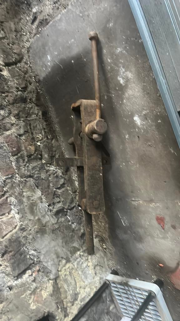 étau de forgeron ancien, un outil robuste, Enlèvement, Comme neuf