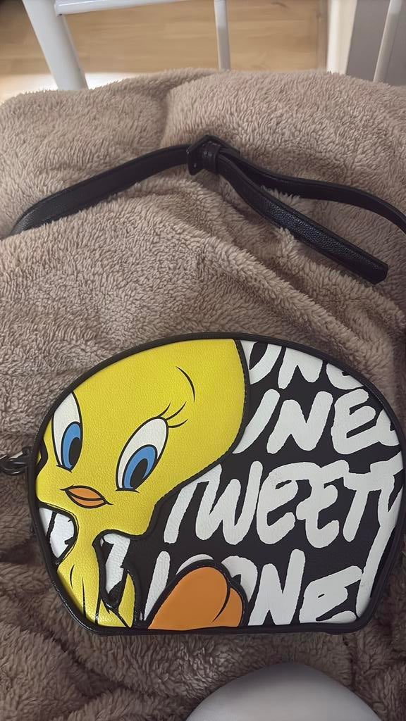 Essentiel Antwerp x Looney Tunes tas – limited edition 🐥✨, Handtassen en Accessoires, Tassen | Damestassen, Zwart, Ophalen