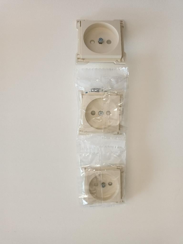 Set de finition sans terre  Original Crème NIKO. (3 pièces), Enlèvement ou Envoi, Neuf, Prise de courant