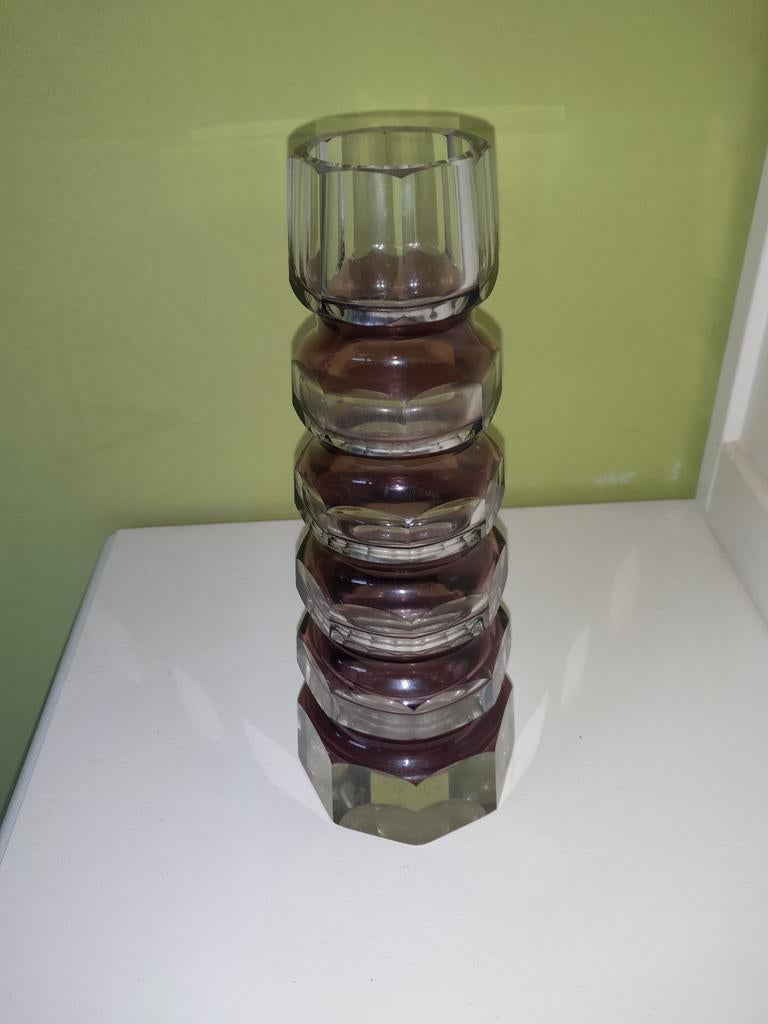 Vase en cristal mauve, Enlèvement