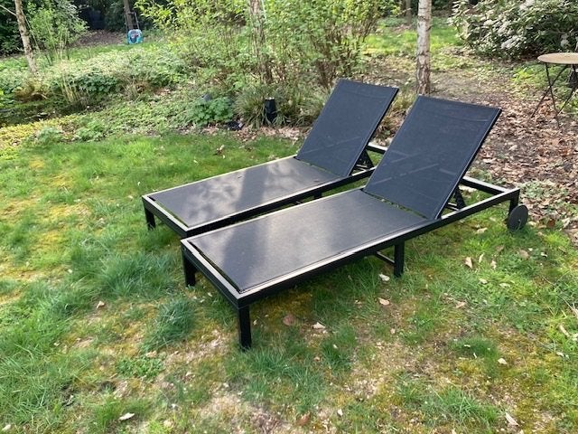 2 zwarte ligstoelen, Tuin en Terras, Ligbedden, Ophalen, Zo goed als nieuw, Aluminium, Verstelbaar