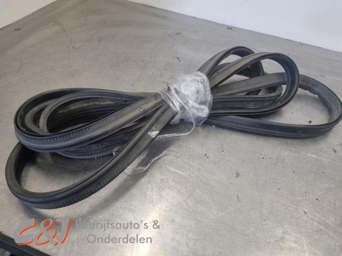Portierrubber 4Deurs links-achter van een Volkswagen Crafter, Auto-onderdelen, Carrosserie, Volkswagen, Gebruikt, 3 maanden garantie
