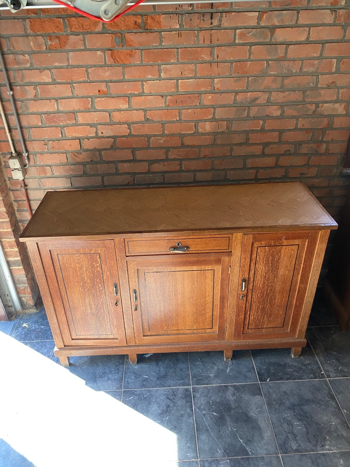 Buffet vintage en chêne avec plateau à chevrons unique, Enlèvement, Comme neuf