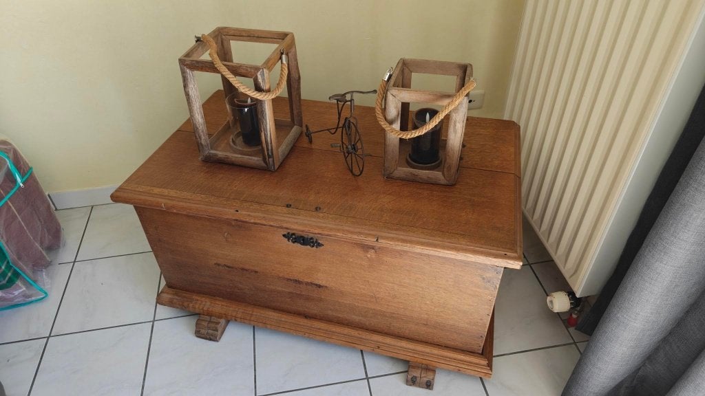 Coffre ancien en chêne avec décoration, Antiquités & Art, Enlèvement