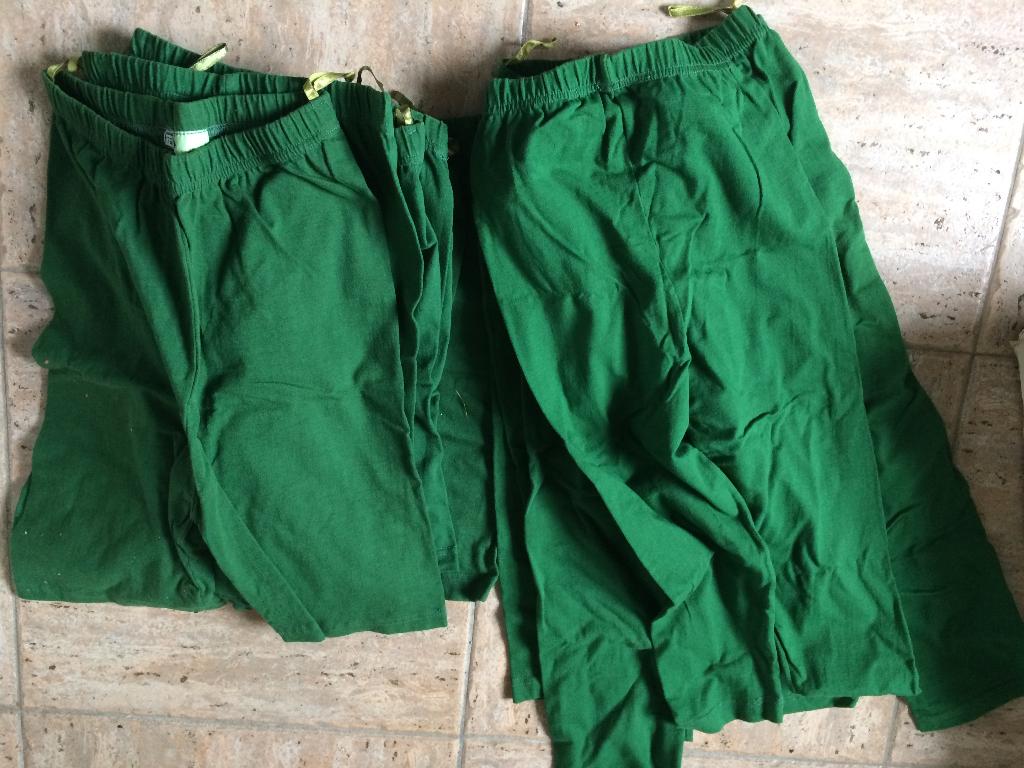 12 pantalons verts pour enfants, Enlèvement, Utilisé, 122 à 128, Garçon ou Fille