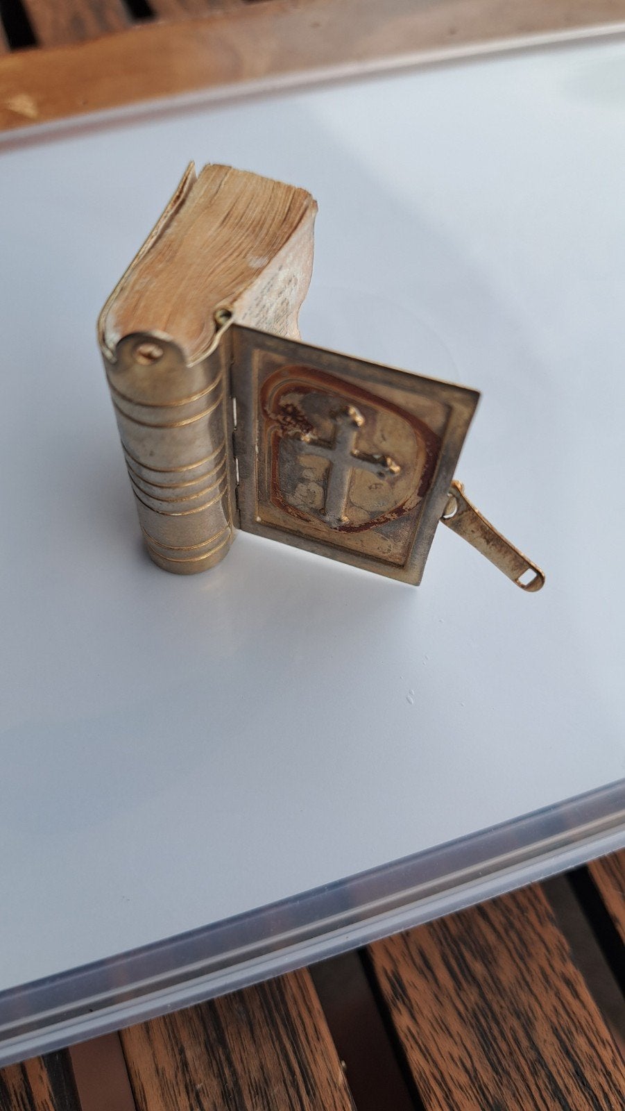 mini bijbel met metalen kaft, Ophalen