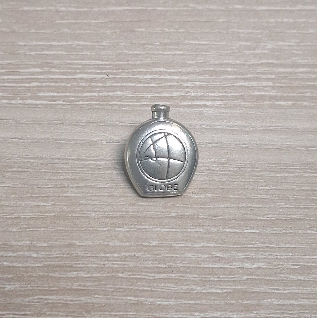 PIN - GLOBE - ROCHAS - PARFUM - PERFUME, Collections, Envoi, Utilisé, Marque, Insigne ou Pin's