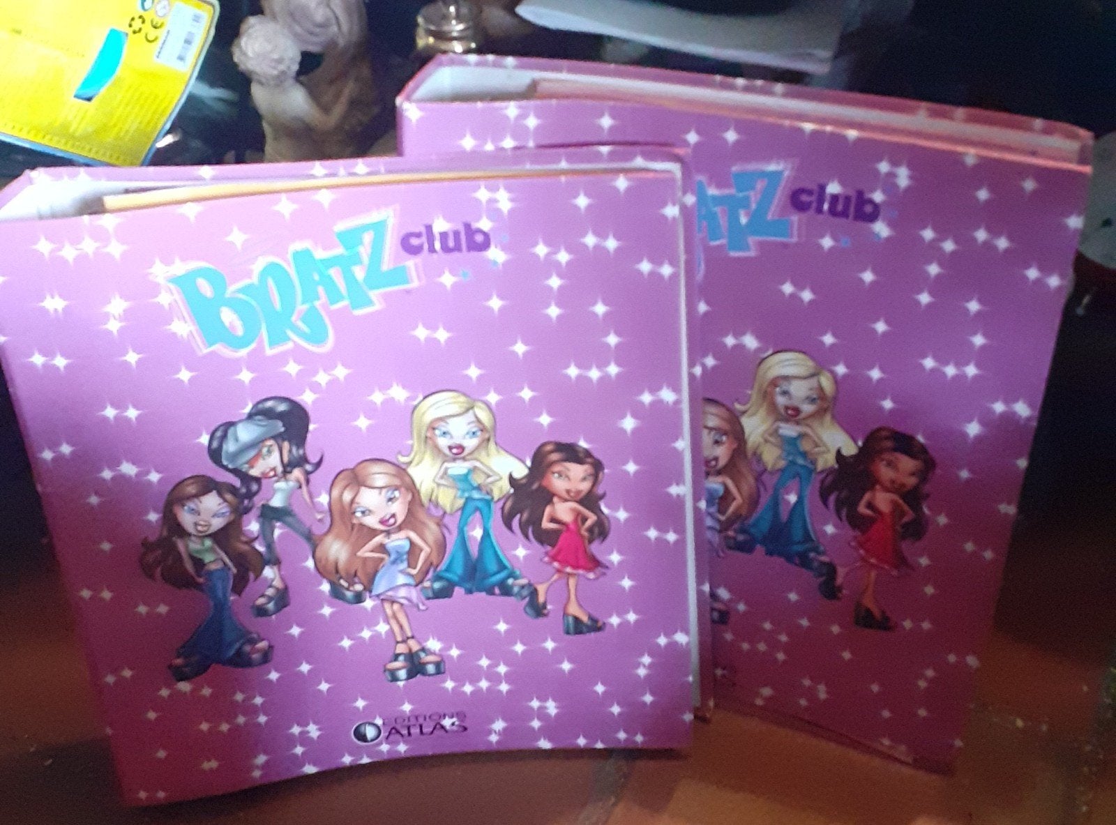 2 classeurs avec 40 revues bratz club edition atlas 2005, Enlèvement ou Envoi, 1980 à nos jours, Journal ou Magazine