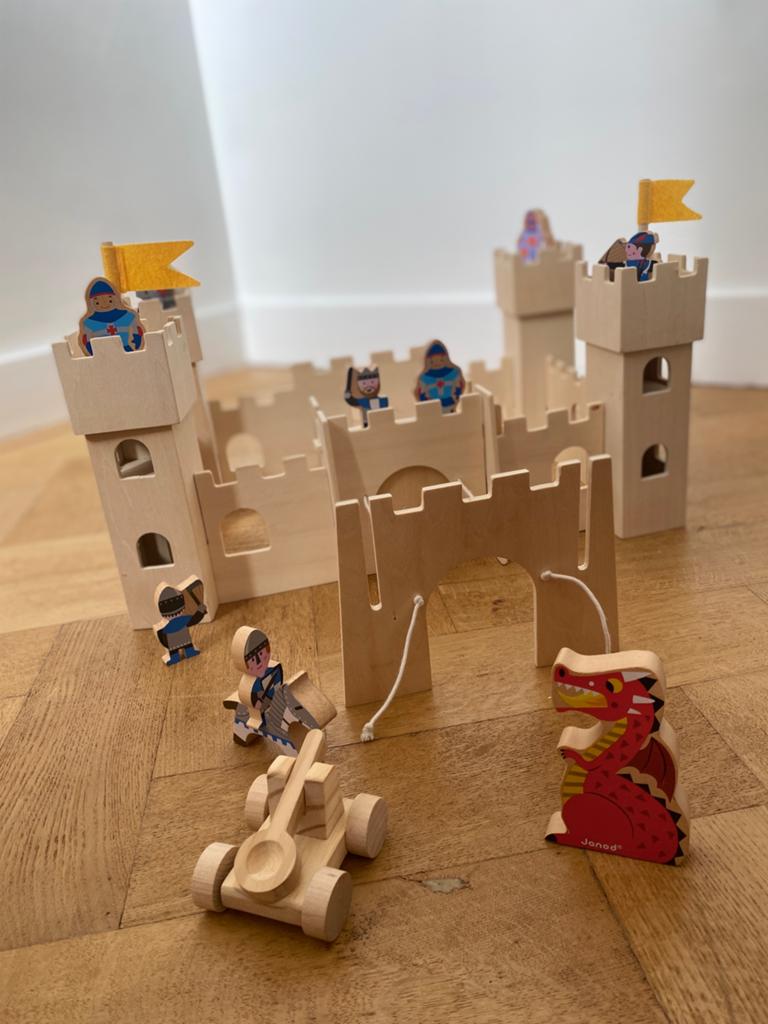 Kasteel in hout met ridders, katapult, draak, paard…, Enlèvement, Comme neuf