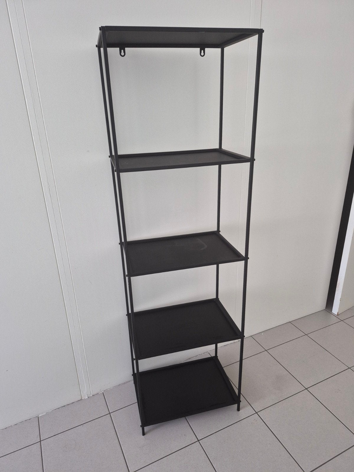 Zwarte metalen rek, Enlèvement