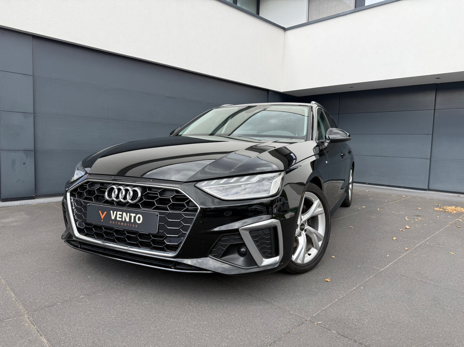 Audi A4 35 TFSI S line Automaat eerste eigenaar, Dealer onderhouden, 4 cilinders, Zwart, Leder