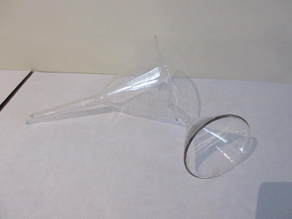 2 glazen trechters in glas transparant laboratorium, Ophalen