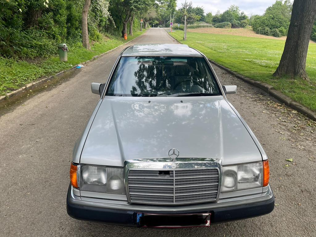 Mercedes 250d oldtimer-automaat van bouwjaar 1990, foto 5