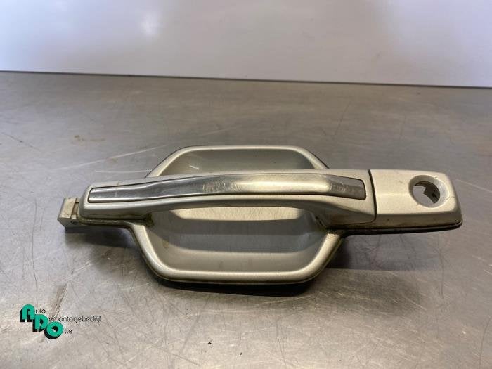 Poignée portière 4portes avant gauche d'un Mitsubishi Paje, -, 3 mois de garantie, Utilisé, Mitsubishi