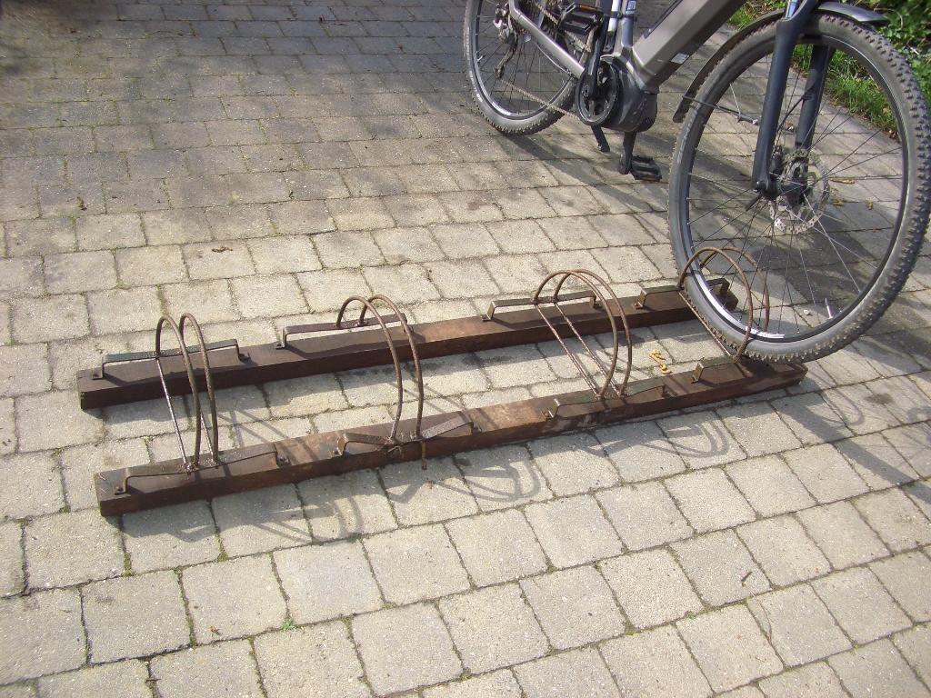 support ( artisanal) pour garer 4 vélos, 3 vélos ou plus, Enlèvement, Utilisé, Accessoire porte-vélos