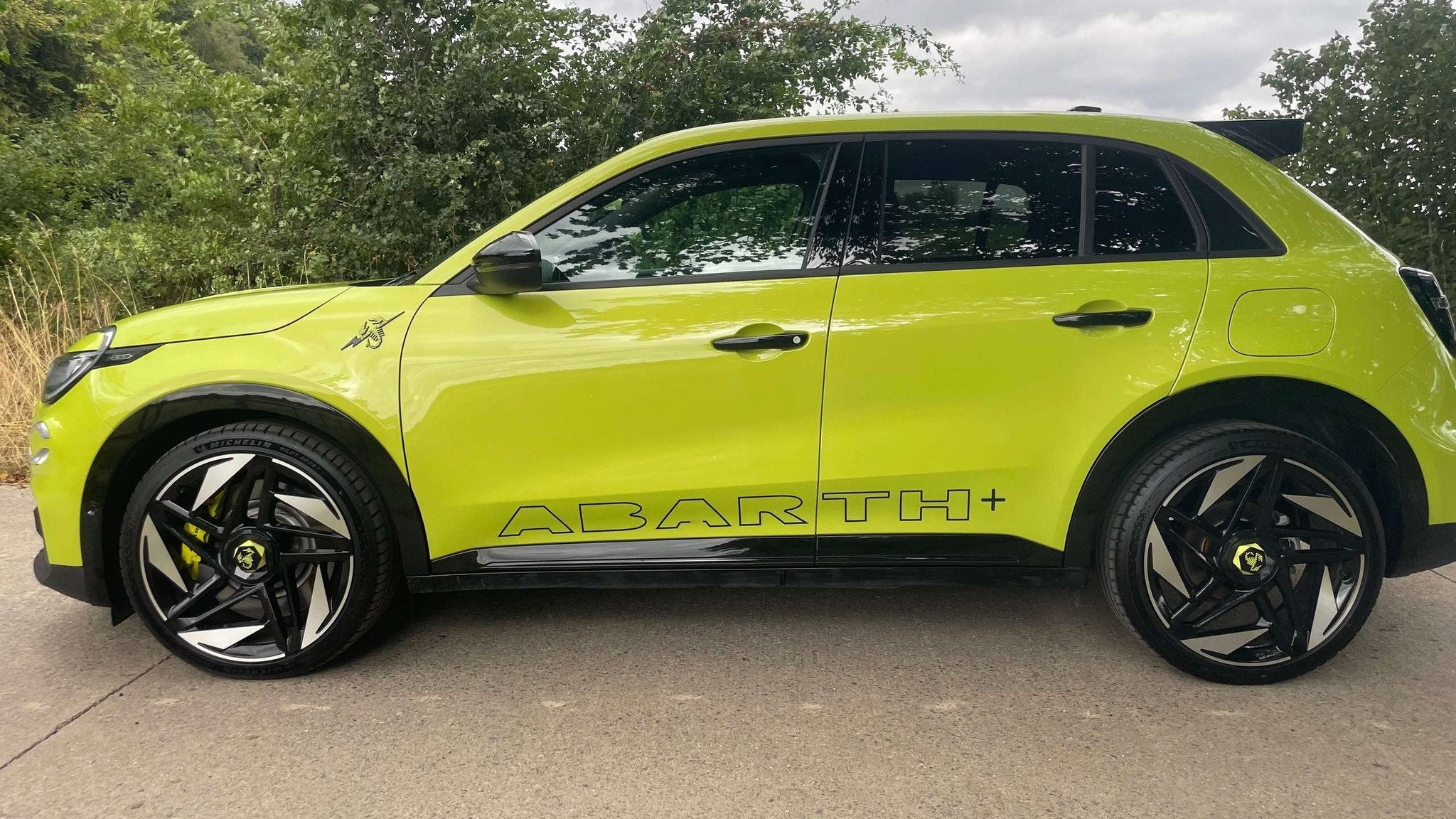 Abarth 600e e-600 54 kWh Scorpionissima Full Options, pack s, Auto's, 281 pk, Gebruikt, Zwart, https://public.car-pass.be/vhr/9e9f83e4-dd9a-4678-836e-004303f5f396