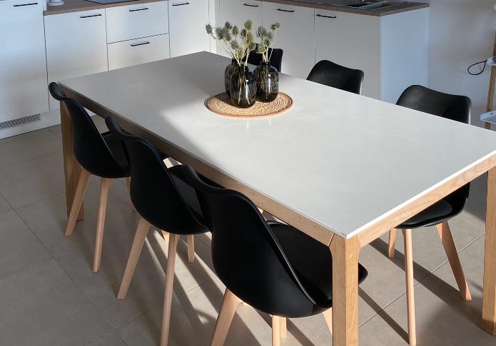 Table blanche avec pieds en chêne, Enlèvement, Utilisé, Cinq personnes ou plus, Rectangulaire
