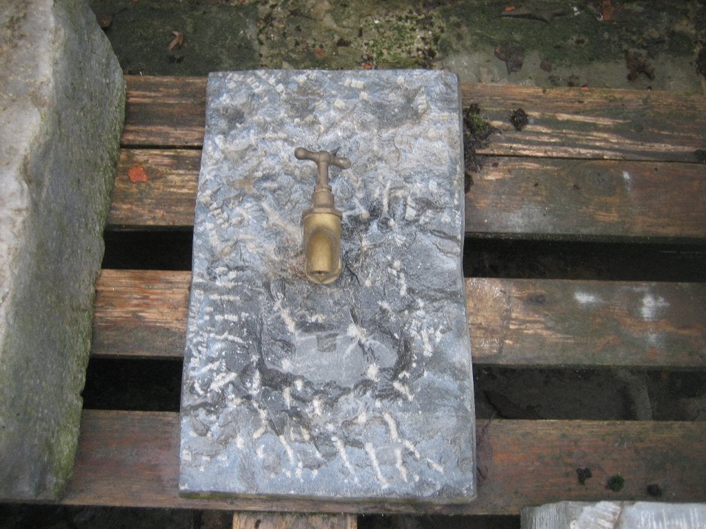 mooi oud arduinen rugstukje met koperen kraan, Ophalen, Gebruikt