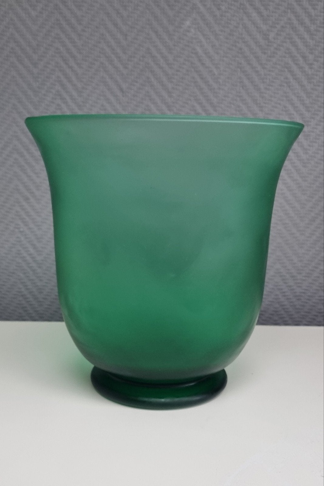 Superbe vase en verre dépoli vert émeraude – Haut. 22,5 cm, Enlèvement, Vert, Verre