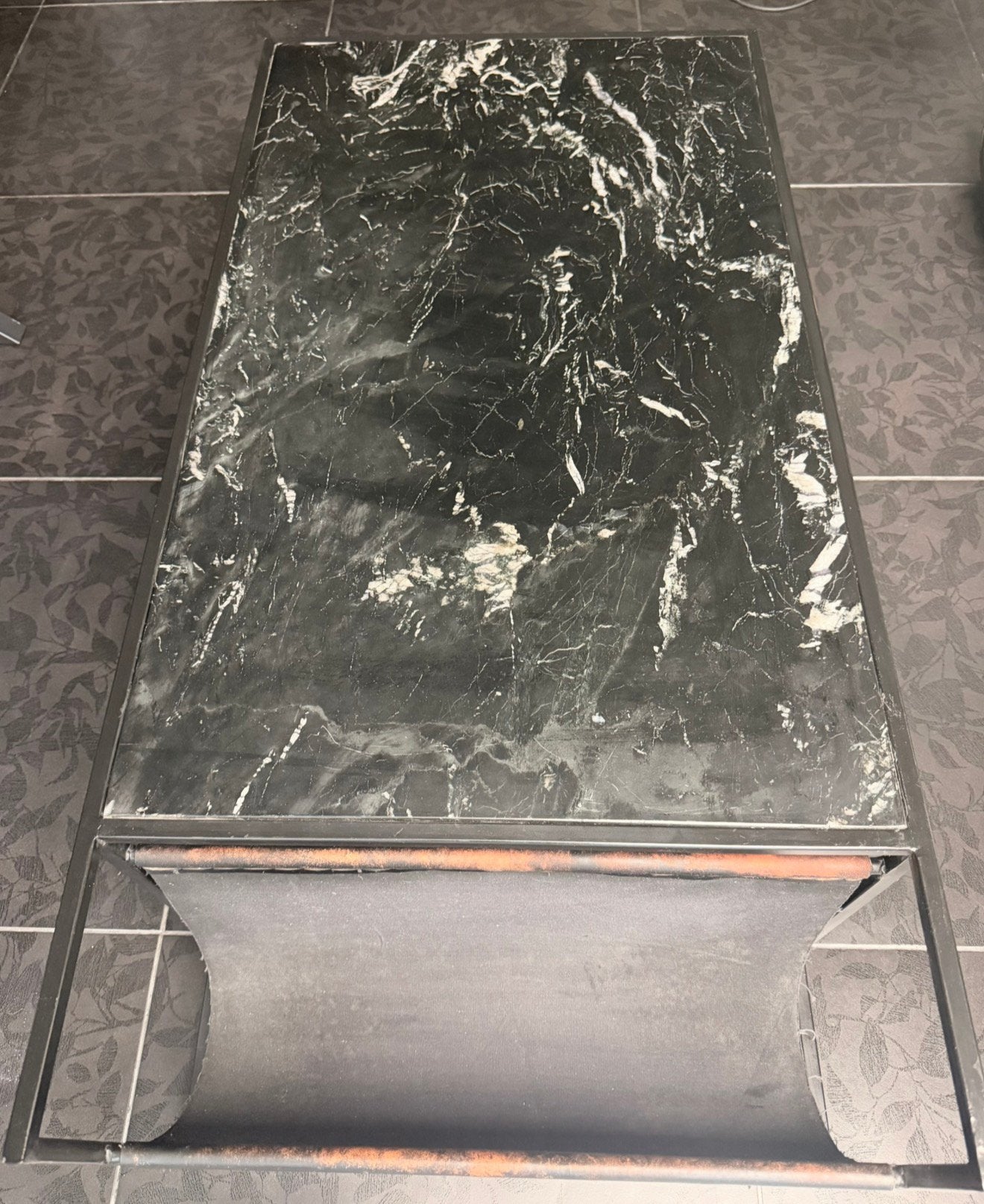 Zwarte marmeren salontafel met lederen tijdschriftenvak, Enlèvement, Comme neuf