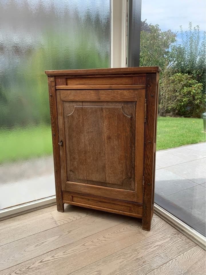 Massief houten hoekkast, Ophalen