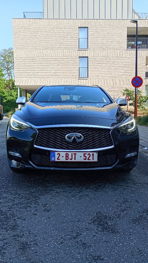 Infiniti Q30S 1.6l sport ! Prête à être immatriculé !, Auto's, Automaat, 1600 cc, Alcantara, Zwart