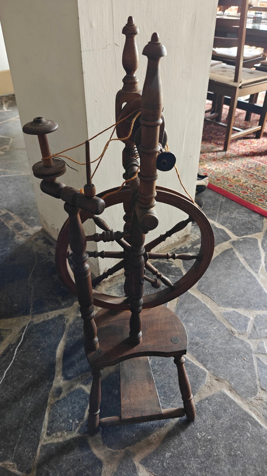 Rouet en bois ancien — Modèle de château compact/vertical, Enlèvement